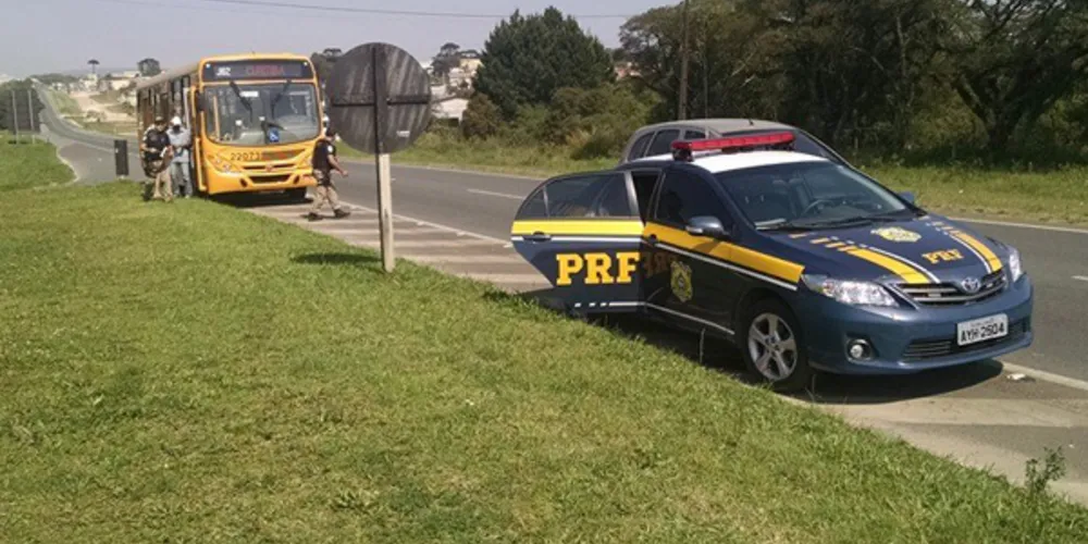 Imagem ilustrativa da imagem Motociclista fica gravemente ferido após bater contra ônibus