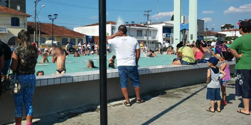 Imagem ilustrativa da imagem Com calor recorde, fontes e chafariz viram piscina pública
