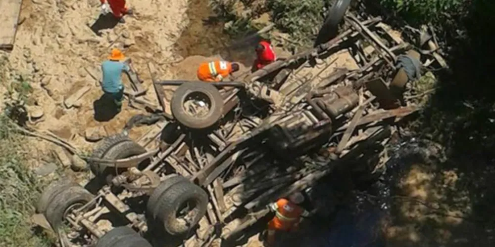 Imagem ilustrativa da imagem Caminhão despenca na Serra da Esperança e motorista morre