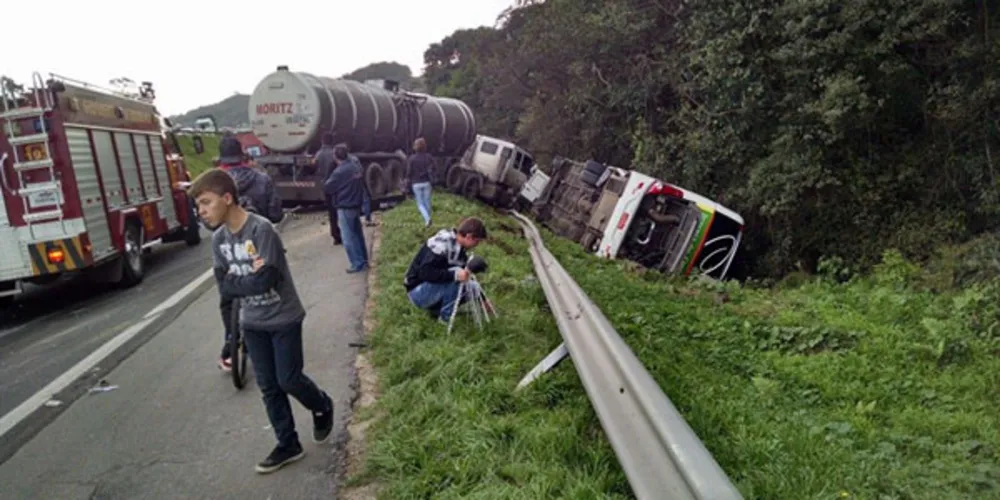 Imagem ilustrativa da imagem Ônibus da Princesa dos Campos tomba e 21 ficam feridos