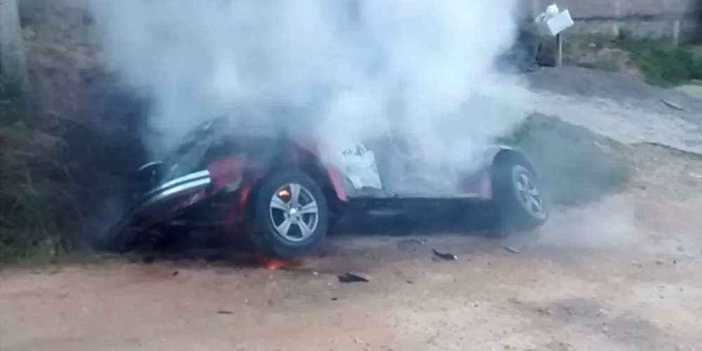 Imagem ilustrativa da imagem Carro pega fogo e mobiliza equipe dos bombeiros