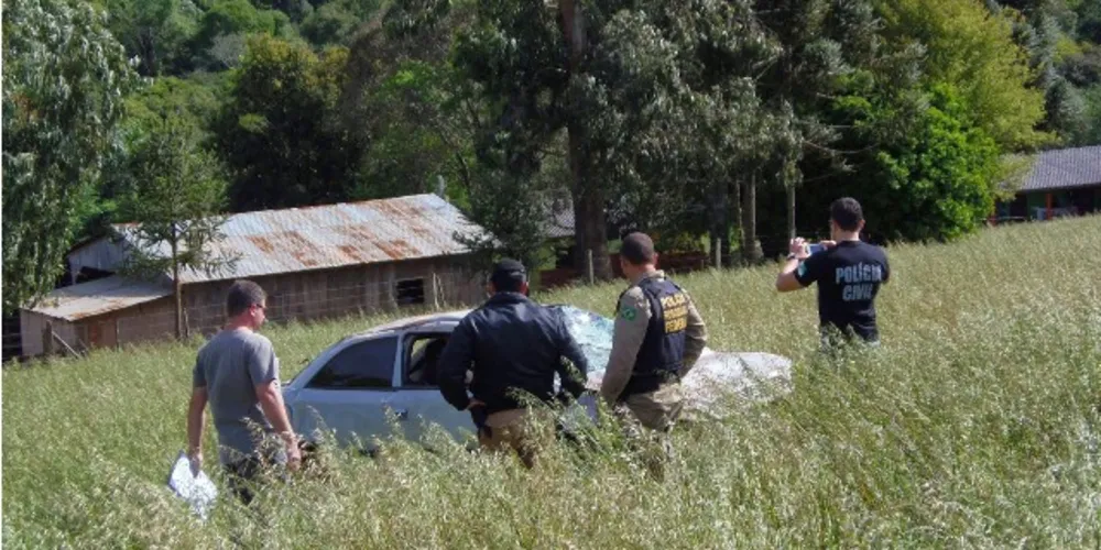 Imagem ilustrativa da imagem Após roubar carro, bandidos morrem em acidente de trânsito