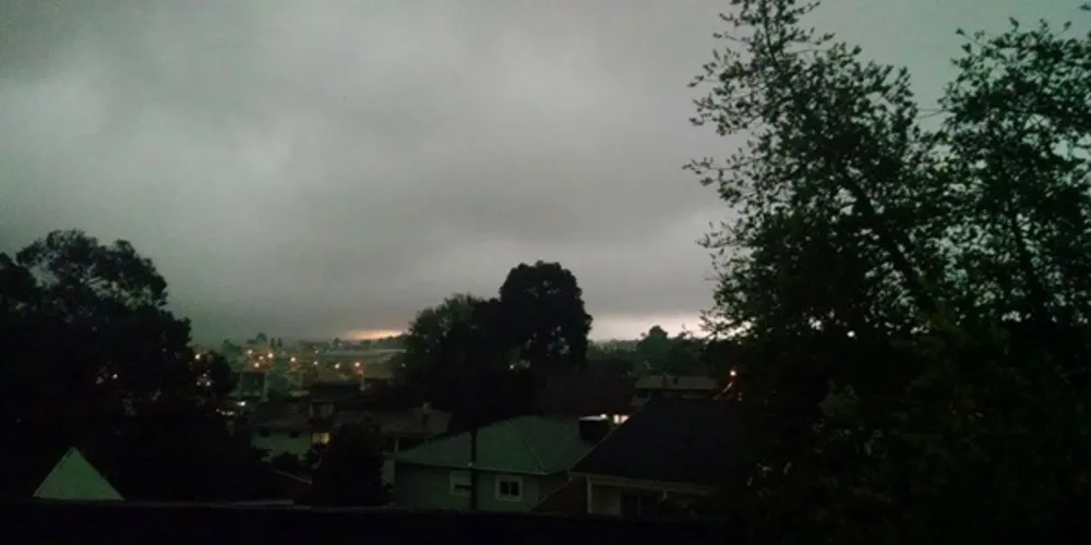 Imagem ilustrativa da imagem Dia vira noite e temperatura despenca 13°C em Curitiba
