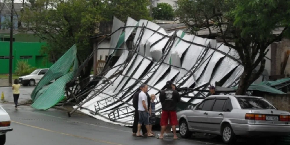 Imagem ilustrativa da imagem Temporal deixa rastro de destruição nos Campos Gerais