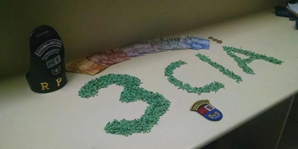 Imagem ilustrativa da imagem PM prende três e encontra mil pedras de crack em Curitiba