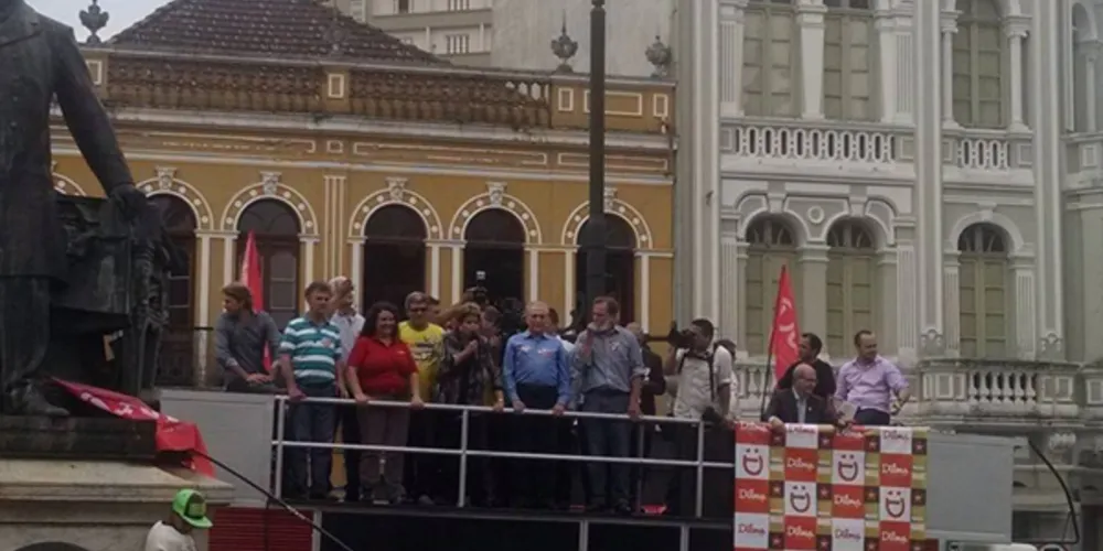 Imagem ilustrativa da imagem Dilma visita Curitiba acompanhada por aliados