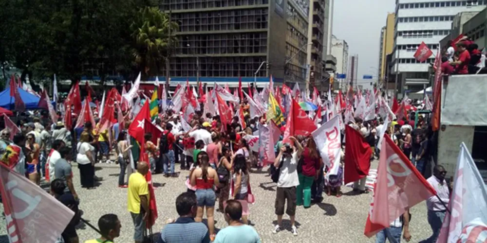 Imagem ilustrativa da imagem Dilma se atrasa e militantes se concentram em Curitiba