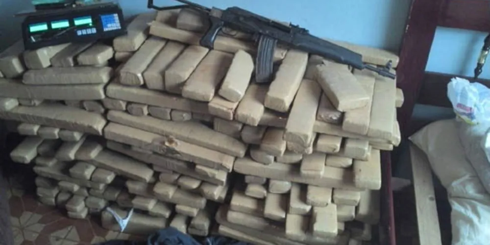 Imagem ilustrativa da imagem Homem é preso com fuzil e 312 kg de maconha em Pinhais