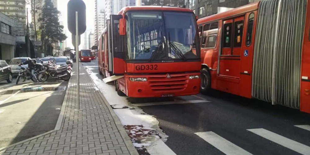 Imagem ilustrativa da imagem Incêndio em ônibus biarticulado assusta motoristas