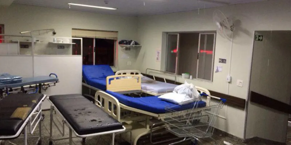 Imagem ilustrativa da imagem Telhado de hospital desaba e pacientes são transferidos