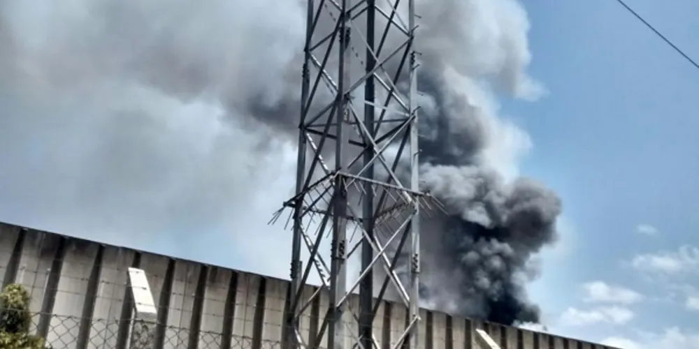 Imagem ilustrativa da imagem Incêndio atinge fábrica de madeira e assusta moradores
