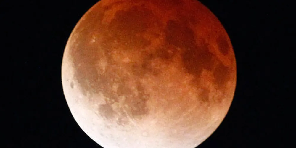 Imagem ilustrativa da imagem Lua fica avermelhada na madrugada de quarta-feira