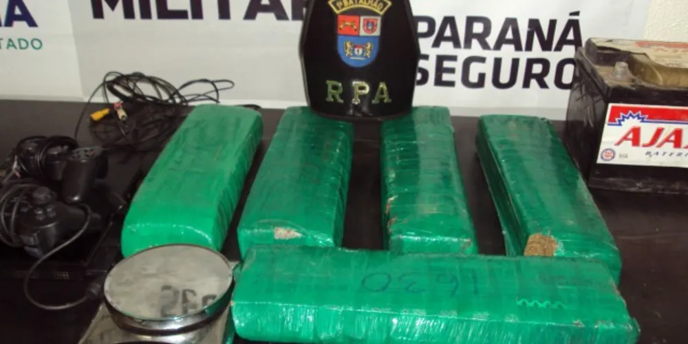Imagem ilustrativa da imagem PM apreende 8,2 kg de maconha em Castro e prende quatro