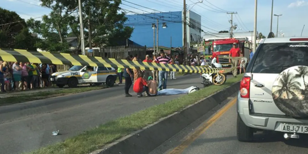 Imagem ilustrativa da imagem Moto desliza em óleo na pista e piloto morre na hora