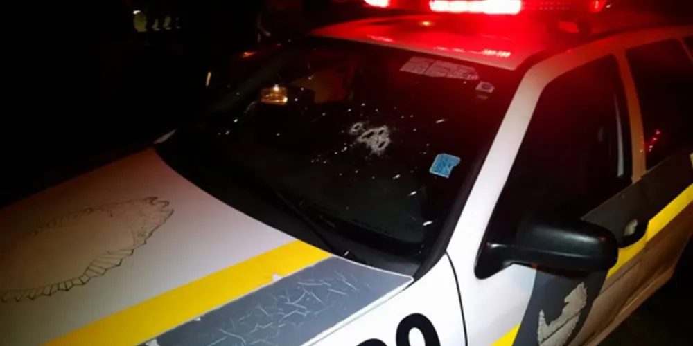 Imagem ilustrativa da imagem Bandidos capotam carro após troca de tiros com PM