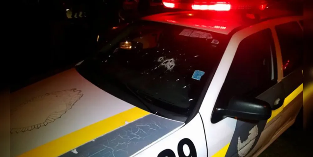 Imagem ilustrativa da imagem Bandidos capotam carro após troca de tiros com PM