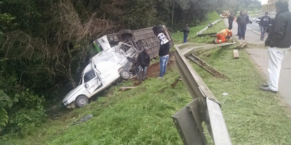 Imagem ilustrativa da imagem Retirada de ônibus tombado deixa trânsito lento na BR-277