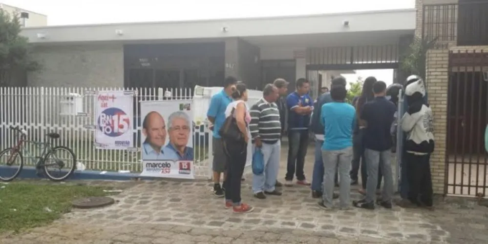 Imagem ilustrativa da imagem Cabos eleitorais acusam Roberto Requião de calote