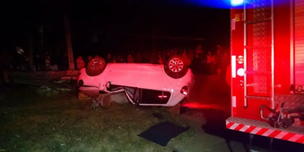 Imagem ilustrativa da imagem Universitário morre ao capotar carro e colidir contra poste