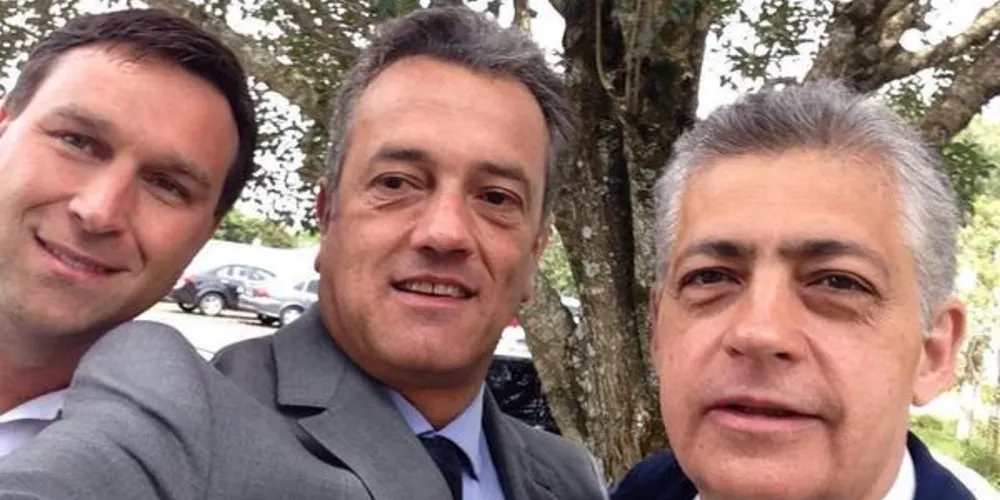 Imagem ilustrativa da imagem Deputados estaduais eleitos tiram ‘selfie’ juntos
