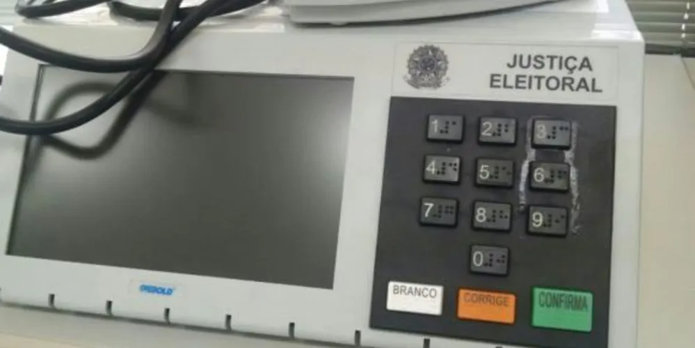 Imagem ilustrativa da imagem Eleitor cola tecla de urna para impedir voto e é procurado