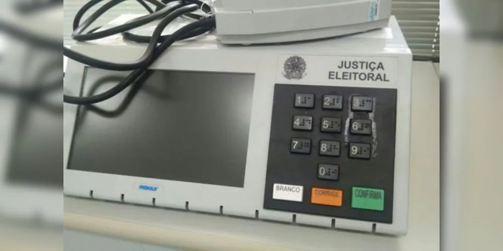 Imagem ilustrativa da imagem Eleitor cola tecla de urna para impedir voto e é procurado