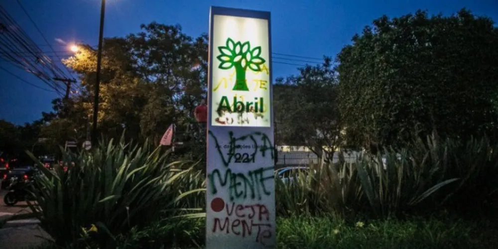 Imagem ilustrativa da imagem Sede da Abril é pichada em protesto contra ‘Veja’