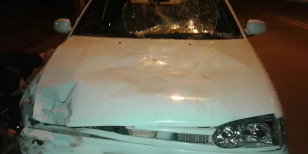 Imagem ilustrativa da imagem Casal tem carro depredado por rapazes após acidente