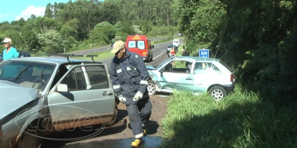 Imagem ilustrativa da imagem Carro atravessa canteiro e bate de frente na BR-476