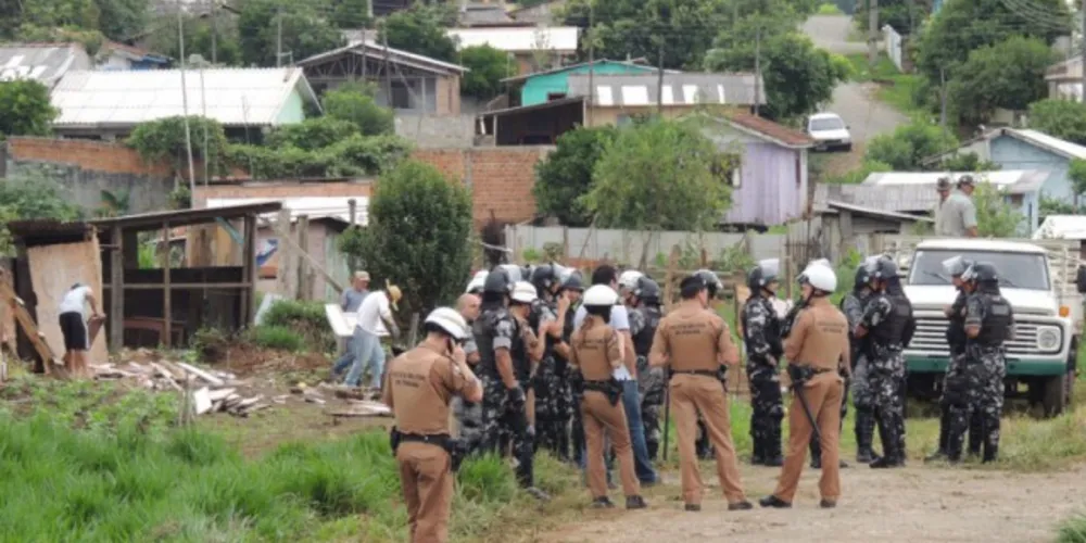 Imagem ilustrativa da imagem Reintegração termina em confronto entre polícia e famílias