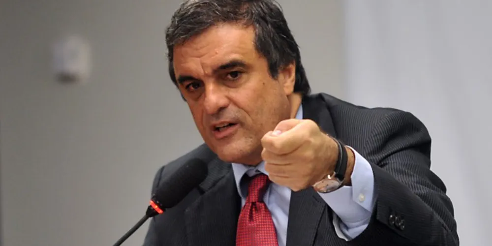 Imagem ilustrativa da imagem "Investigações continuarão, doa a quem doer", afirma ministro