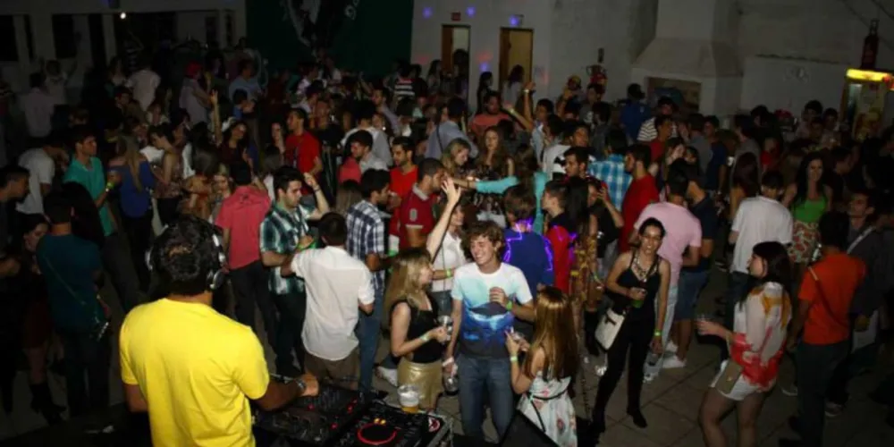 Imagem ilustrativa da imagem Projeto de lei quer proibir festas ‘Open Bar’ em PG