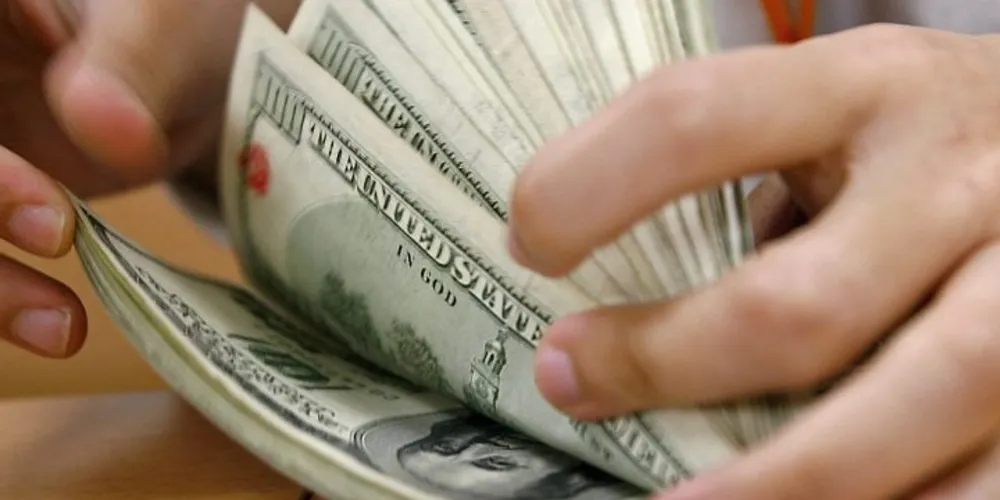 Imagem ilustrativa da imagem Dólar fecha no menor valor em 16 dias e bolsa sobe 5%