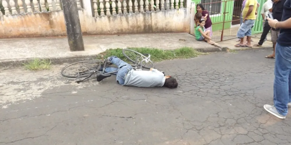 Imagem ilustrativa da imagem Homem cai de bicicleta, bate cabeça em poste e morre em TB