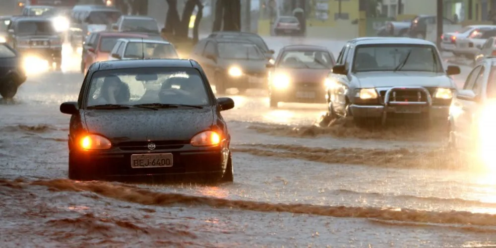 Imagem ilustrativa da imagem Chuva deixa rastro de destruição em Ponta Grossa