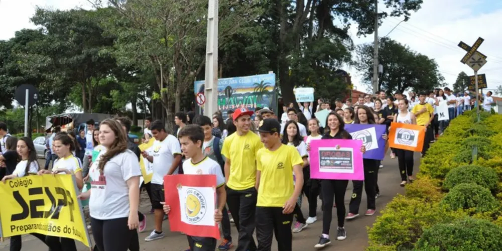 Imagem ilustrativa da imagem Caminhada contra drogas reúne mais de mil pessoas 