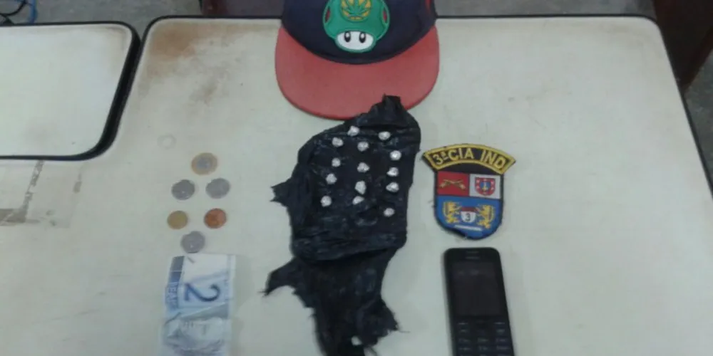Imagem ilustrativa da imagem Rapaz tenta se desfazer de drogas, mas acaba preso