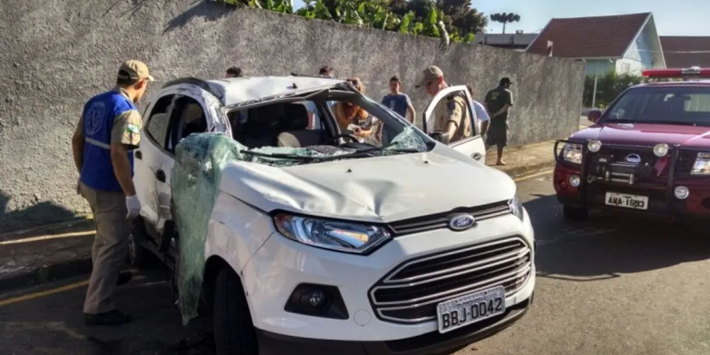 Imagem ilustrativa da imagem Carro tomba após batida em cruzamento