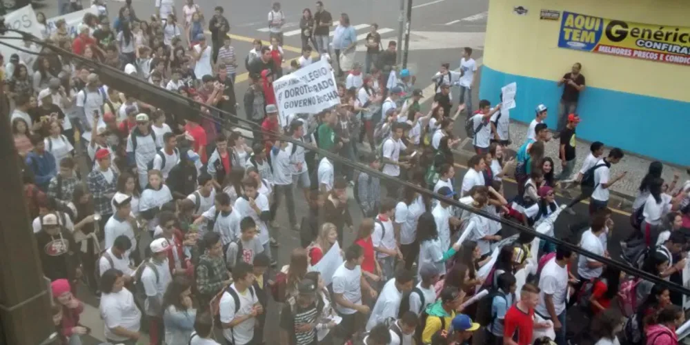 Imagem ilustrativa da imagem Protesto de professores leva centenas às ruas de PG