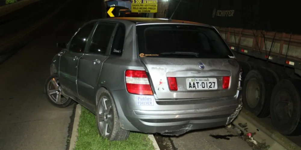 Imagem ilustrativa da imagem Motorista abandona carro após 'rodar' no viaduto de Oficinas
