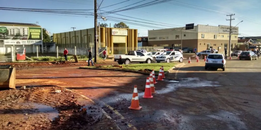 Imagem ilustrativa da imagem Ônibus da Iapó passa em buraco e danifica obras da Sanepar