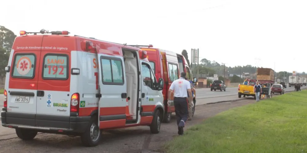 Imagem ilustrativa da imagem Ciclista tem ferimentos leves após colisão com caminhão