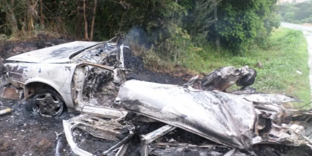 Imagem ilustrativa da imagem Acidente entre carro e caminhão mata dois carbonizados