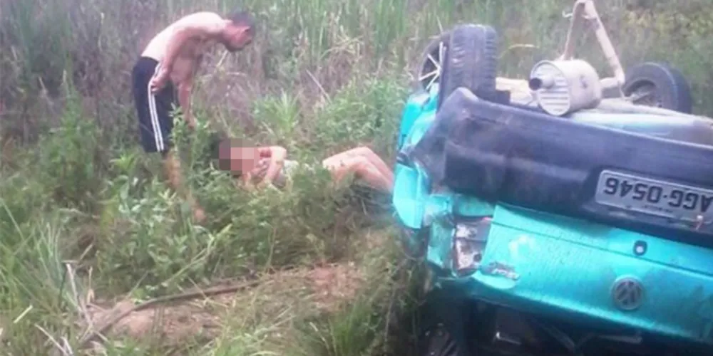 Imagem ilustrativa da imagem Carro capota na BR-153 e provoca uma morte