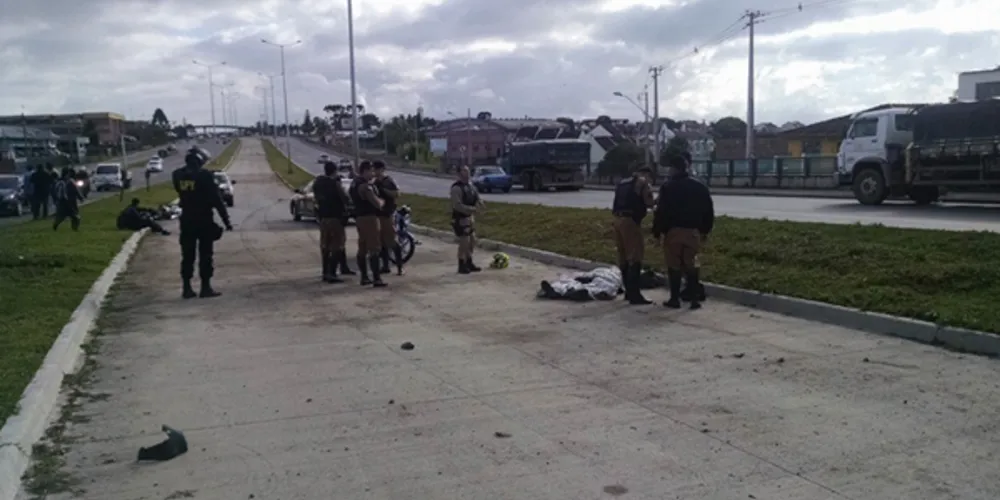 Imagem ilustrativa da imagem Motociclista colide contra poste e morre na hora em Curitiba