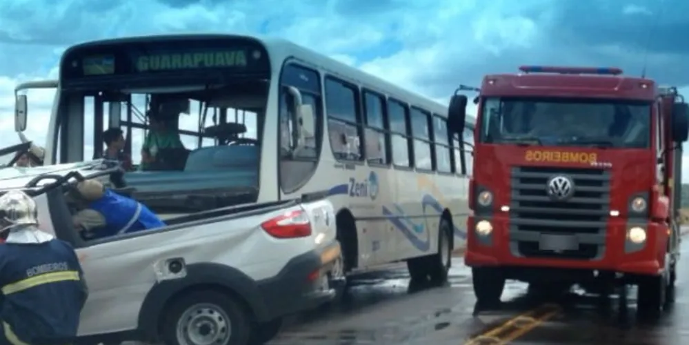 Imagem ilustrativa da imagem Acidente entre ônibus e camionete mata passageiro