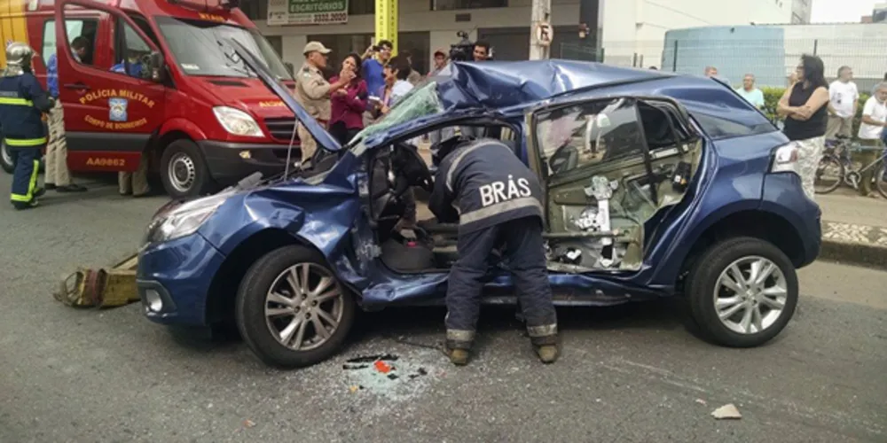 Imagem ilustrativa da imagem Ônibus arrasta carro por 40 metros em Curitiba