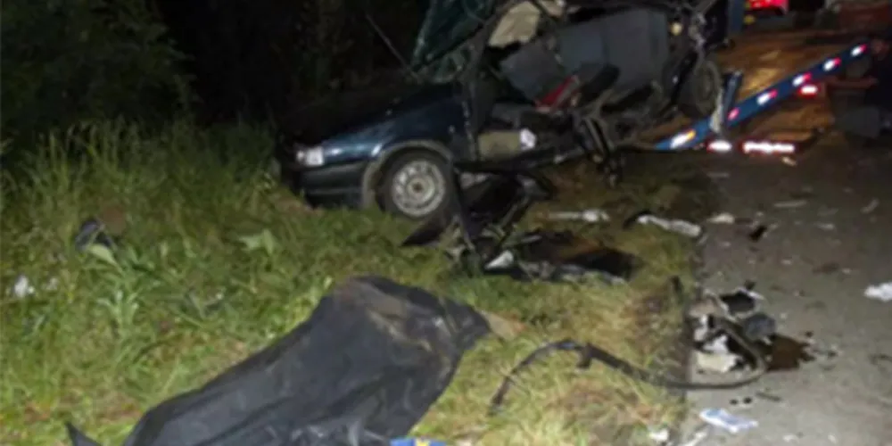 Imagem ilustrativa da imagem Carro bate de frente com caminhão e dois morrem