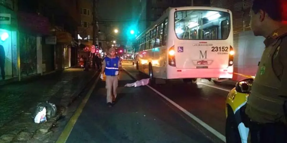 Imagem ilustrativa da imagem Mulher é atropelada duas vezes no centro de Curitiba e morre