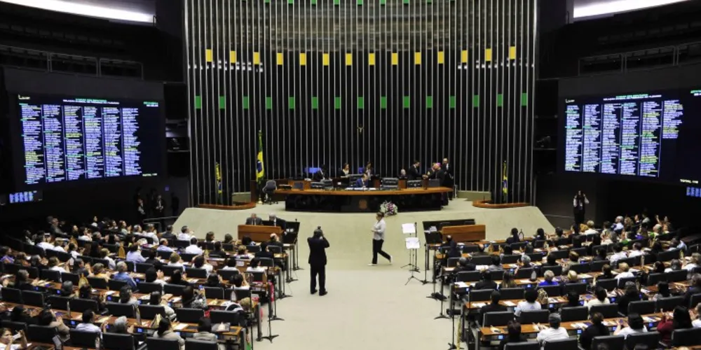 Imagem ilustrativa da imagem Deputados devem aumentar próprios salários para R$ 33 mil